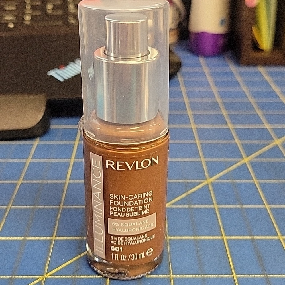 Revlon Skin-Caring Foundation - Shade 30ml Bottle New 601 Soft Nutmeg